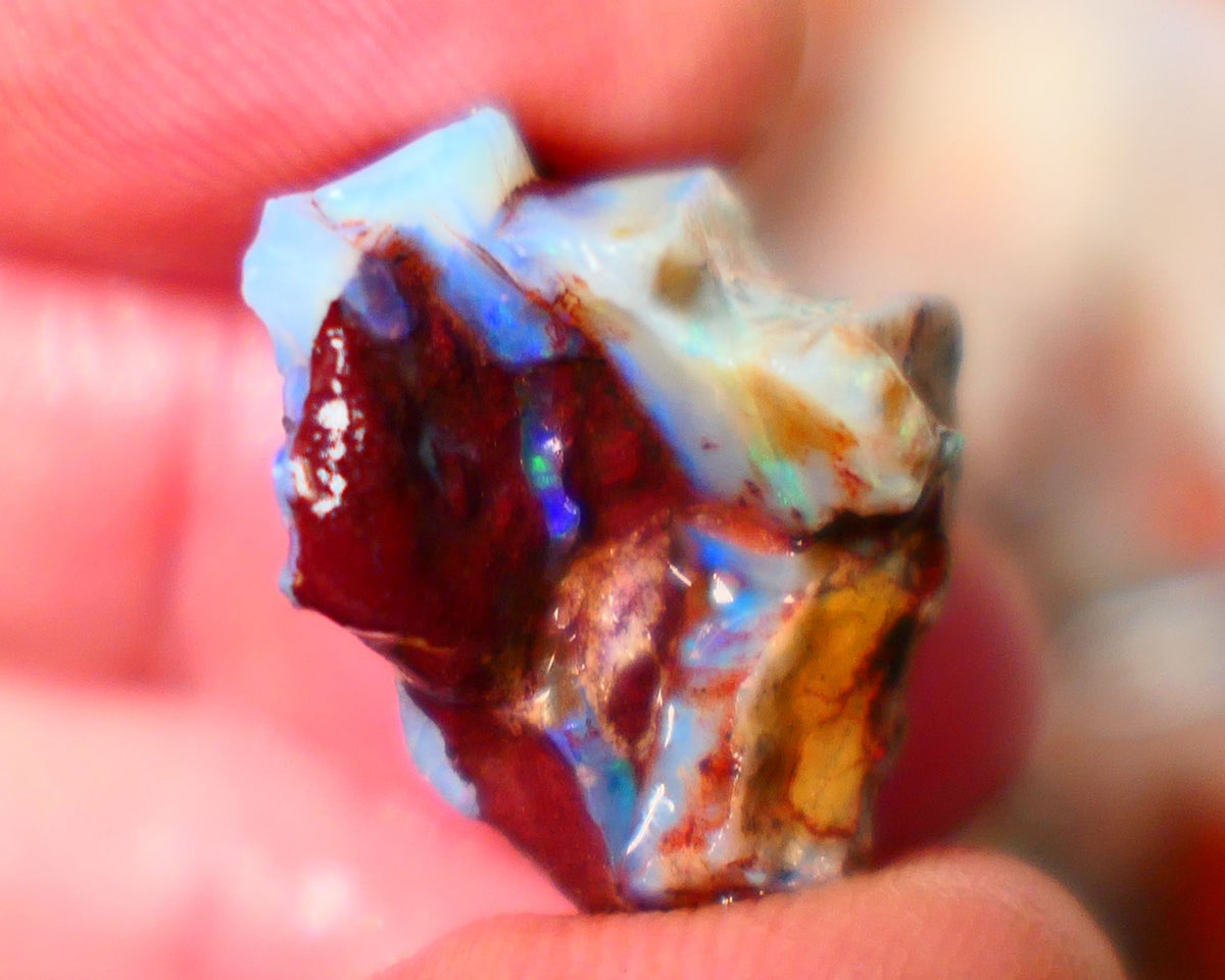 Coober Pedy Seam opal formation rough 18.50cts Lots of blue fires showing to gamble 24x16x10mm  Lot B4-A103