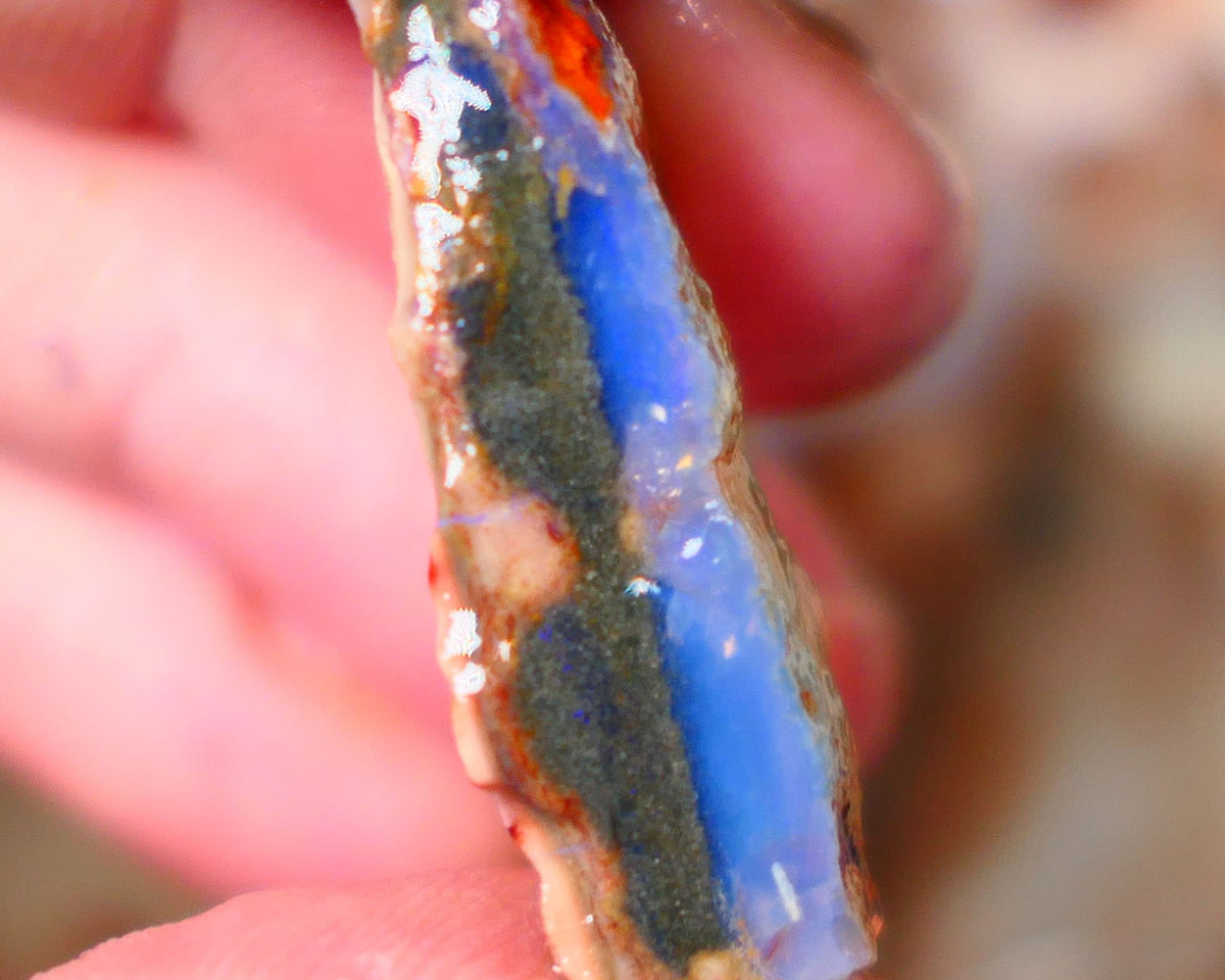 Dark Crystal Coober Pedy Seam rough 19.00cts Blue colours to explore 32x17x7mm Lot B4-A065