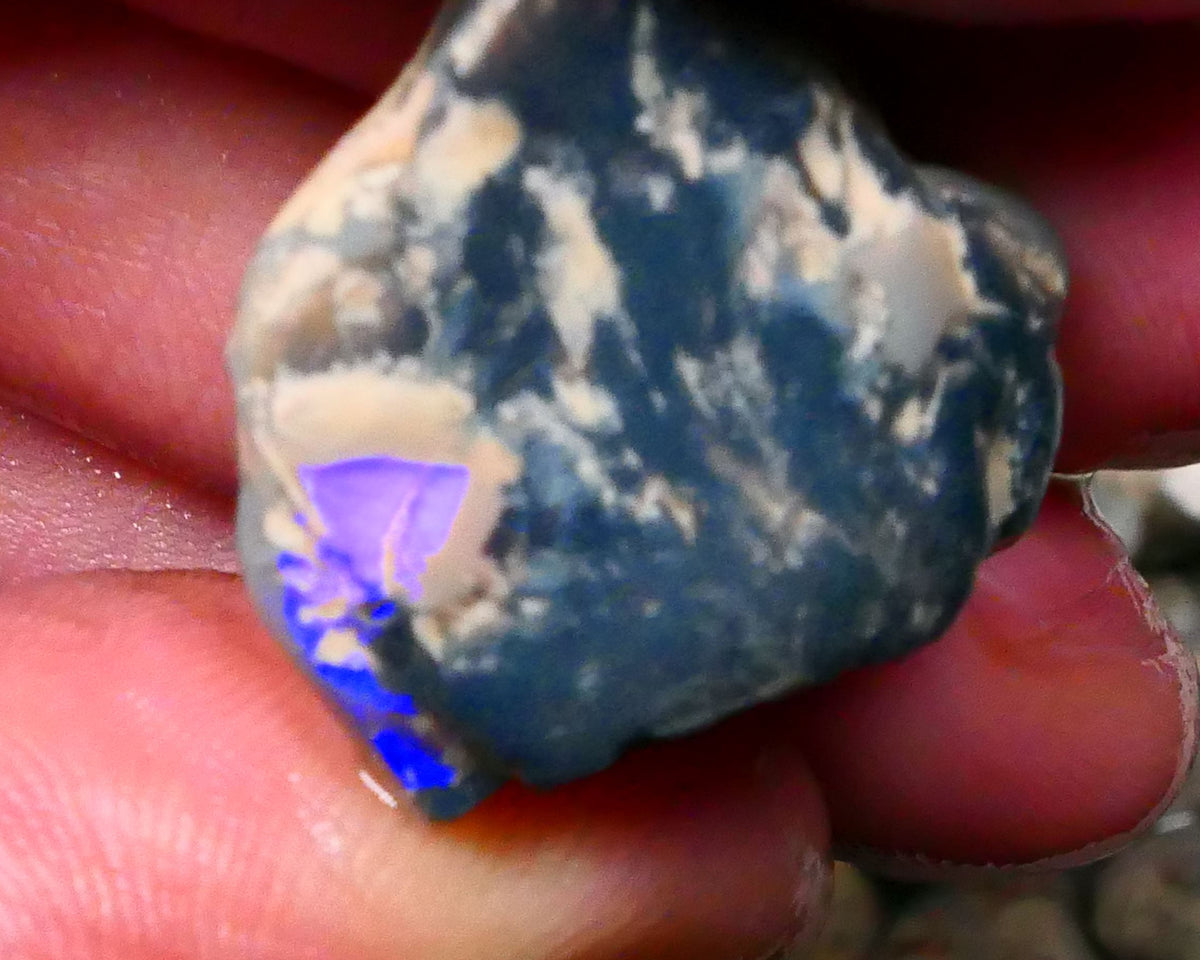 Big Black/Dark Knobby of Lightning Ridge 34.50cts some blue colours showing 26x22x16mm  Lot B4-A130