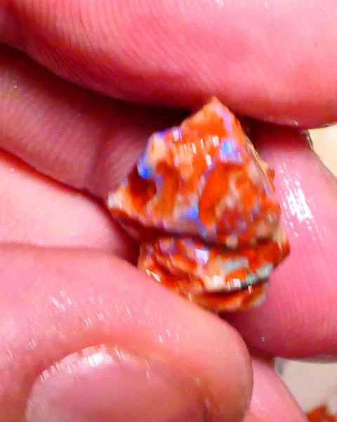 Coober Pedy Seam opal formation rough 12.00cts 17x13x11m Blue colours showing collect or carve Lot B4-A422