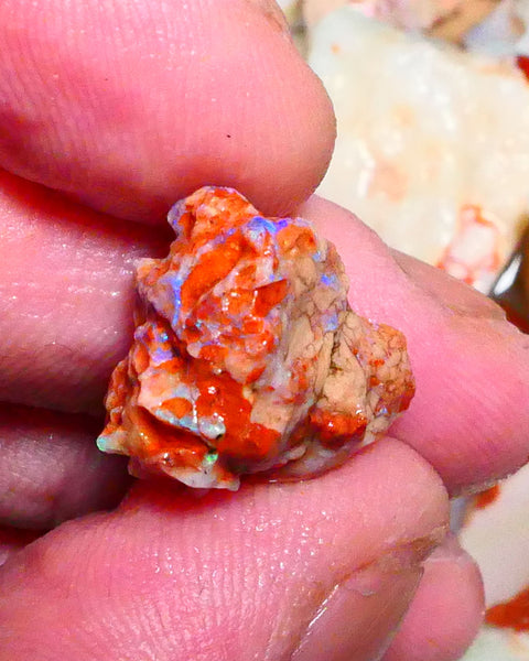 Coober Pedy Seam opal formation rough 12.00cts 17x13x11m Blue colours showing collect or carve Lot B4-A422