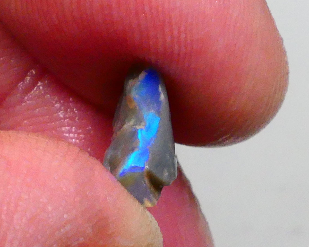 Gorgeous Bright Vibrant Blue/Green tones 2.50cts Small dark base seam opal of Lighting Ridge to cut 13x9x5mm   Lot B4-A487