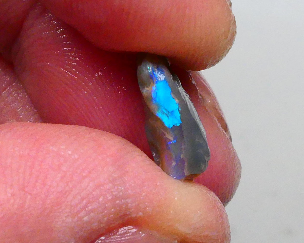 Gorgeous Bright Vibrant Blue/Green tones 2.50cts Small dark base seam opal of Lighting Ridge to cut 13x9x5mm   Lot B4-A487