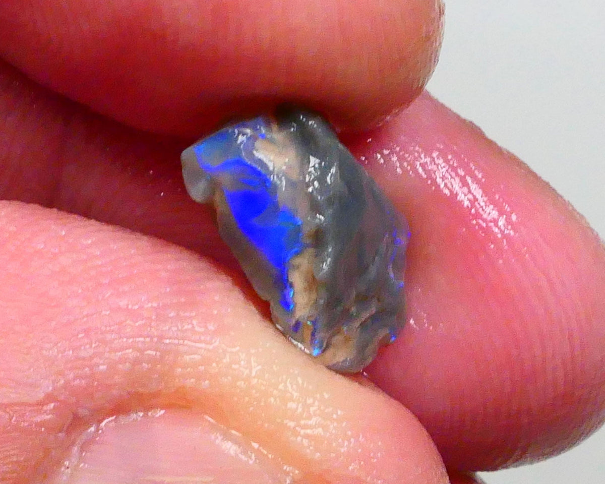 Gorgeous Bright Vibrant Blue/Green tones 2.50cts Small dark base seam opal of Lighting Ridge to cut 13x9x5mm   Lot B4-A487