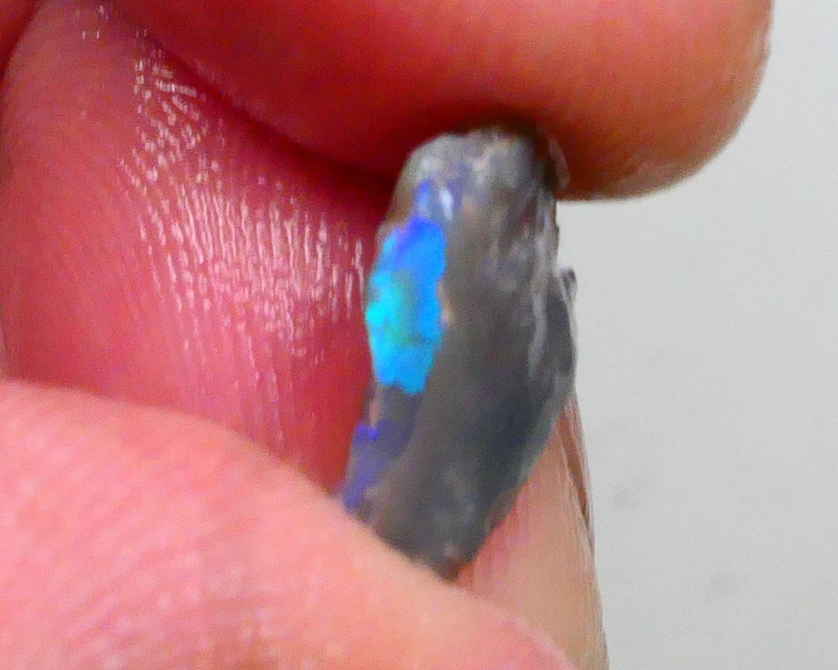 Gorgeous Bright Vibrant Blue/Green tones 2.50cts Small dark base seam opal of Lighting Ridge to cut 13x9x5mm   Lot B4-A487