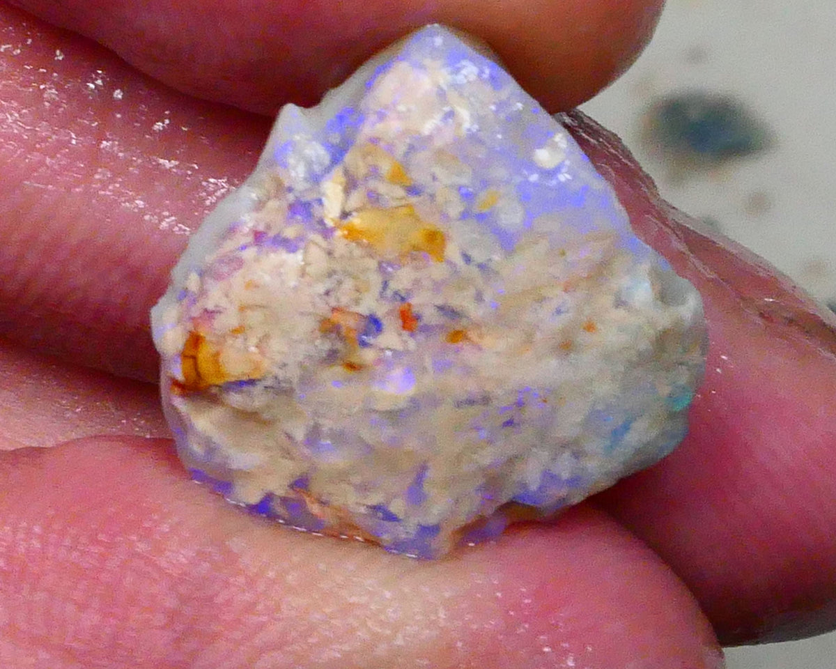 Knobby opal formation of Lightning ridge 10.00cts Lots of Light Blue colours chase & Gamble 17x16x9mm  Lot B4-A575