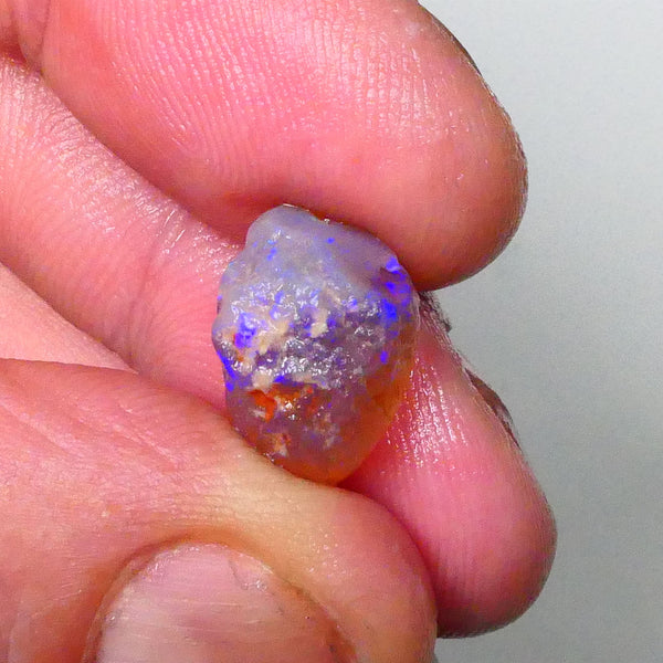 Highly visible blue bar on top of this Dark Crystal pea knobby 7.60cts opal rough 15x10x8mm  Lot B4-A664