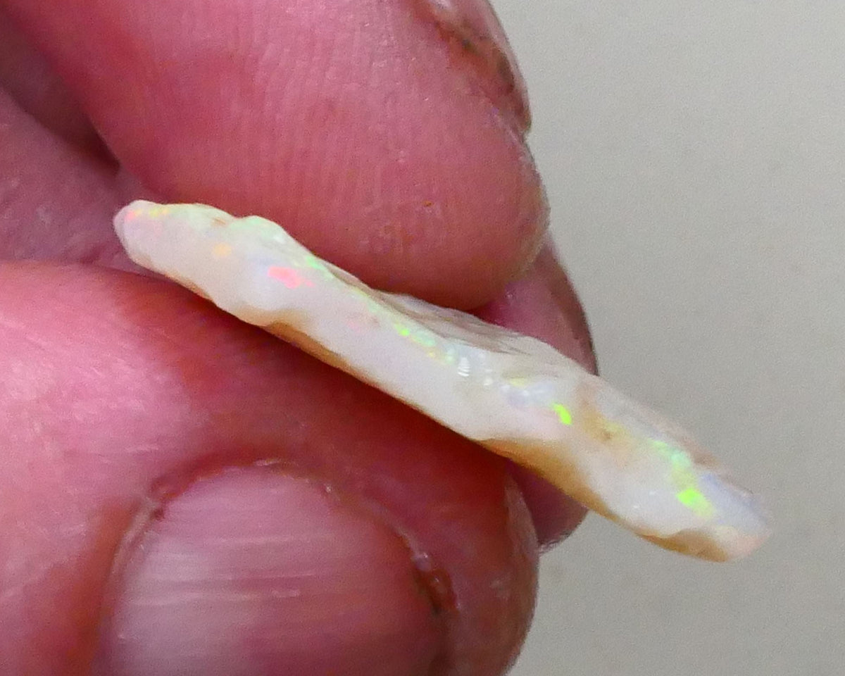 Coober Pedy seam opal rough 9.25cts Yellow dominant fires to chase & cut 25x19x4mm Lot B4-A796